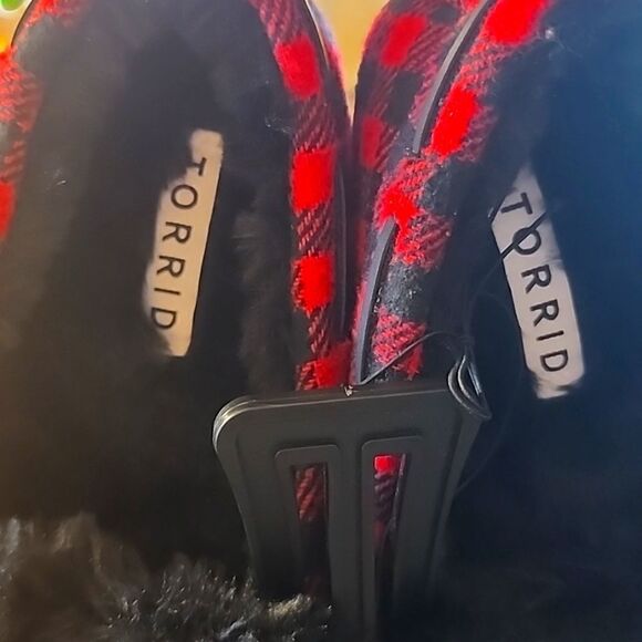 FAUX FUR SLIPPER (WW) Torrid Red and black Size 7ww - Picture 8 of 9